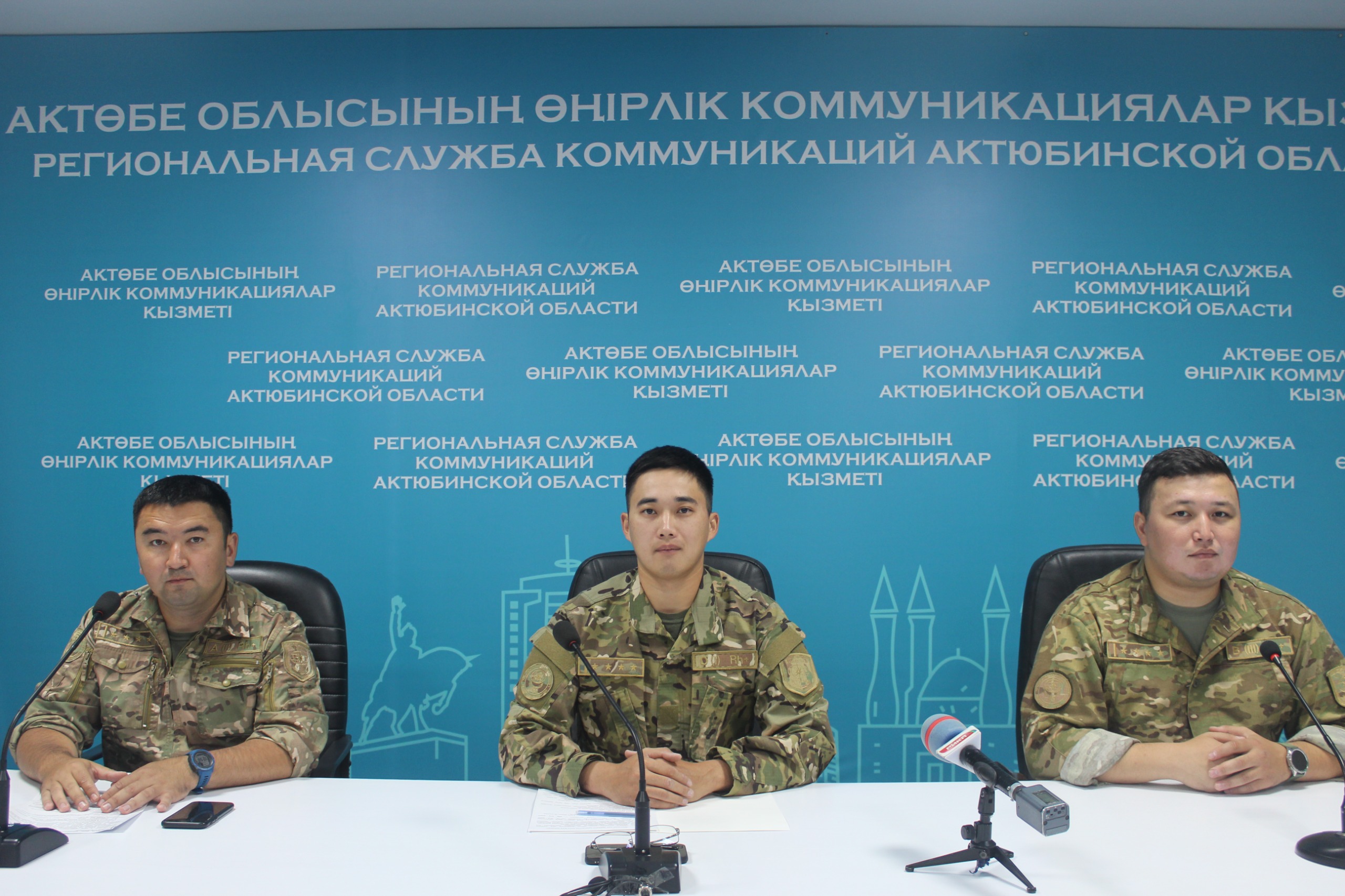 Менің әйелім қара әтештерді сорғанды жақсы көреді.